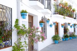 Lais Puzzle - Malerische Straße von Mijas mit Blumentöpfen an den Fassaden, ein traditionelles, weiß getünchtes Dorf, Spanien - 2.000 Teile