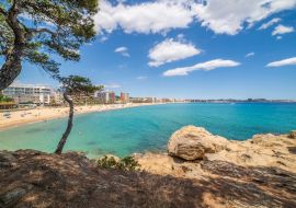 Lais Puzzle - Blick auf den Strand von Palamós mit einigen weißen Wolken, Girona - 1.000 Teile