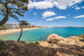 Lais Puzzle - Blick auf den Strand von Palamós mit einigen weißen Wolken, Girona - 2.000 Teile
