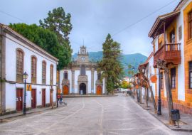 Lais Puzzle - Basilika Nuestra Senora del Pino und traditionelle Häuser an der Hauptstraße von Teror auf Gran Canaria, Kanarische Inseln, Spanien - 1.000 Teile