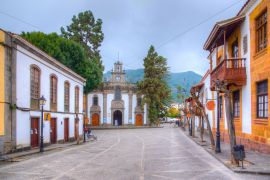 Lais Puzzle - Basilika Nuestra Senora del Pino und traditionelle Häuser an der Hauptstraße von Teror auf Gran Canaria, Kanarische Inseln, Spanien - 2.000 Teile
