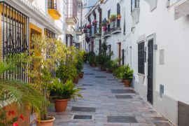 Lais Puzzle - Typische enge Straße mit Blumentopf in Marbella, Costa del Sol, Provinz Malaga. Leere andalusische Straße - 2.000 Teile