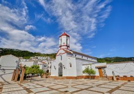 Lais Puzzle - Blick auf das historische Zentrum von Genalguacil, Málaga, Spanien. Künstler stellen verschiedene Kunstwerke her, die auch dauerhaft in den Straßen ausgestellt sind - 1.000 Teile