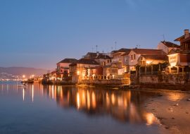 Lais Puzzle - Blick auf ein altes Fischerdorf namens Combarro an der Küste von Galicien, Spanien - 1.000 Teile