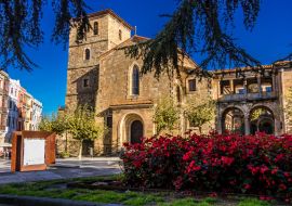 Lais Puzzle - Aviles - Spanien. Straßen der Stadt, Colegio San Nicolás de Bari, Iglesia de Santo Tomás de Canterbury, Sidrerias. Schöne Stadtstraßen in Aviles - Spanien - 1.000 Teile
