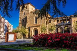 Lais Puzzle - Aviles - Spanien. Straßen der Stadt, Colegio San Nicolás de Bari, Iglesia de Santo Tomás de Canterbury, Sidrerias. Schöne Stadtstraßen in Aviles - Spanien - 2.000 Teile