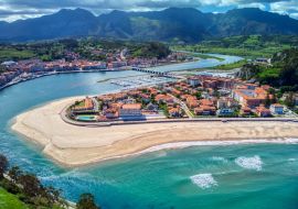 Lais Puzzle - Panoramablick auf die Stadt Ribadesella. Asturien, Spanien - 1.000 Teile