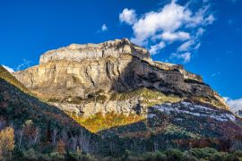 Lais Puzzle - Herbstliche Aussicht auf die schöne Natur in Ordesa und Monte Perdido NP, Pyrenäen, Aragonien in Spanien - 2.000 Teile