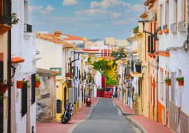 Lais Puzzle - Selektiver Fokus auf bunte Gebäude und Fassaden in der Straße von Denia in Alicante am Mittelmeer, Spanien - 1.000 Teile