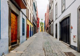 Lais Puzzle - Menschenleere Straßen mit traditionellen Häusern auf der Insel Las Palmas de Gran Canaria - 1.000 Teile