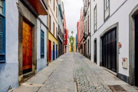 Lais Puzzle - Menschenleere Straßen mit traditionellen Häusern auf der Insel Las Palmas de Gran Canaria - 2.000 Teile