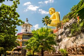 Lais Puzzle - Höhle in Dambulla, Sri Lanka. Der Höhlentempel hat fünf Höhlen unter einem riesigen überhängenden Felsen und stammt aus dem ersten Jahrhundert vor Christus. - 2.000 Teile