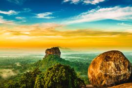 Lais Puzzle - Sonnenaufgangssicht auf den Sigiriya-Felsen vom Pidurangala-Felsen in Sri Lanka - 2.000 Teile