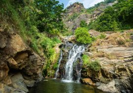 Lais Puzzle - Schöner Blick auf die Ravana Falls, eine beliebte Sehenswürdigkeit in Ella, einer Bergstadt im zentralen Hochland von Sri Lanka. Dieser Wasserfall ist etwa 25 m hoch. - 1.000 Teile