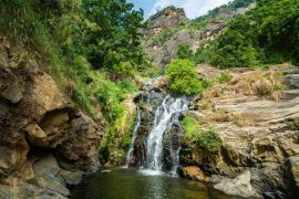 Lais Puzzle - Schöner Blick auf die Ravana Falls, eine beliebte Sehenswürdigkeit in Ella, einer Bergstadt im zentralen Hochland von Sri Lanka. Dieser Wasserfall ist etwa 25 m hoch. - 2.000 Teile