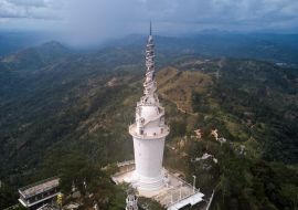 Lais Puzzle - Luftaufnahme des Ambuluwawa-Turms im Zentrum Sri Lankas. Turm in der Nähe der Stadt Gampola - 1.000 Teile