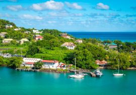 Lais Puzzle - Schöne Aussicht auf den Yachthafen von St. Lucia, Karibik. Häuser entlang und auf dem Hügel in der Nähe des Hafens von Castries - 1.000 Teile