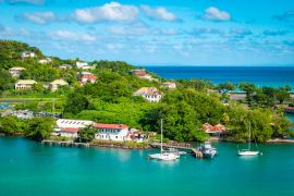 Lais Puzzle - Schöne Aussicht auf den Yachthafen von St. Lucia, Karibik. Häuser entlang und auf dem Hügel in der Nähe des Hafens von Castries - 2.000 Teile