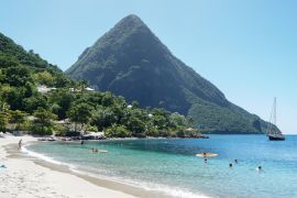 Lais Puzzle - Die Piton-Berge Gros Piton und Petit Piton in einem üppigen grünen Wald neben dem blauen Ozean auf der Insel St. Lucia in der Karibik - 2.000 Teile