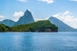 Lais Puzzle - Blick auf den Strand Anse Chastanet, St. Lucia, mit den Pitons in der Ferne - 2.000 Teile