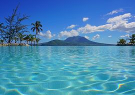 Lais Puzzle - Blick auf den Vulkan Nevis Peak von einem Schwimmbad in Christopher Harbour, St. Kitts - 1.000 Teile