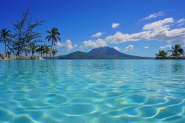 Lais Puzzle - Blick auf den Vulkan Nevis Peak von einem Schwimmbad in Christopher Harbour, St. Kitts - 2.000 Teile