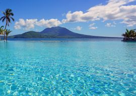 Lais Puzzle - Blick auf den Vulkan Nevis Peak von einem Schwimmbad in Christopher Harbour, St. Kitts - 1.000 Teile