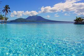 Lais Puzzle - Blick auf den Vulkan Nevis Peak von einem Schwimmbad in Christopher Harbour, St. Kitts - 2.000 Teile