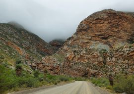 Lais Puzzle - Majestätische felsige rötliche Berge am Seweweekspoort-Pass - 1.000 Teile