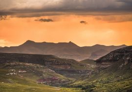 Lais Puzzle - Eine dramatische Szene mit goldenem Sonnenuntergang und Sturmwolken über den Drakensbergen, die das Amphitheater umgeben, gesehen vom Golden Gate Highlands National Park in den Drakensbergen, Südafrika - 1.000 Teile