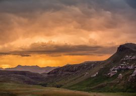Lais Puzzle - Klippen und Berge unter dramatischen bunten Gewitterwolken bei Sonnenuntergang über den Drakensbergen, die das Amphitheater umgeben, gesehen vom Golden Gate Highlands National Park, Südafrika - 1.000 Teile