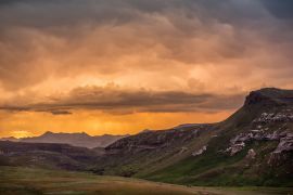 Lais Puzzle - Klippen und Berge unter dramatischen bunten Gewitterwolken bei Sonnenuntergang über den Drakensbergen, die das Amphitheater umgeben, gesehen vom Golden Gate Highlands National Park, Südafrika - 2.000 Teile