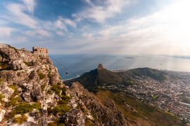 Lais Puzzle - Seilbahnstation auf dem Gipfel des Tafelbergs an einem warmen, sonnigen Wintertag. Kapstadt, Südafrika - 2.000 Teile