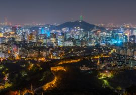 Lais Puzzle - Blick auf den Namsan-Turm hinter einer alten Mauer am Berg Inwangsan in Seoul, Republik Korea - 1.000 Teile