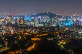 Lais Puzzle - Blick auf den Namsan-Turm hinter einer alten Mauer am Berg Inwangsan in Seoul, Republik Korea - 2.000 Teile