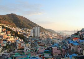 Lais Puzzle - Das Kulturdorf Gamcheon mit seinen treppenförmig angelegten Häusern an den Ausläufern eines Küstenbergs bei Sonnenuntergang im Herbst, Busan, Südkorea - 1.000 Teile