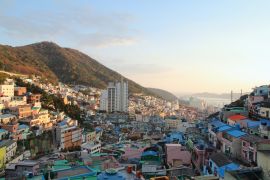 Lais Puzzle - Das Kulturdorf Gamcheon mit seinen treppenförmig angelegten Häusern an den Ausläufern eines Küstenbergs bei Sonnenuntergang im Herbst, Busan, Südkorea - 2.000 Teile