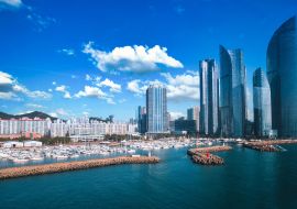 Lais Puzzle - Haeundae I Park Marina und Gwangalli Beach mit Yachtpier bei Tageslicht in Busan, Südkorea - 1.000 Teile