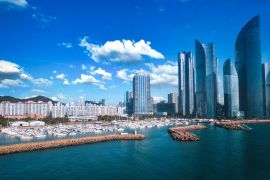 Lais Puzzle - Haeundae I Park Marina und Gwangalli Beach mit Yachtpier bei Tageslicht in Busan, Südkorea - 2.000 Teile