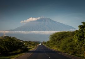 Lais Puzzle - Eine Straße mit dem Mount Meru im Hintergrund, Tansania - 1.000 Teile