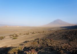 Lais Puzzle - Landschaft im Natronseegebiet, Tansania, Afrika. Ol Doinyo Lengai-Vulkan - 1.000 Teile