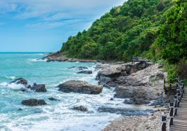 Lais Puzzle - Holzsteg und Aussichtspunkt entlang der Küste zur Halbinsel im Khao Laem Ya National Park, Rayong, Thailand - 1.000 Teile
