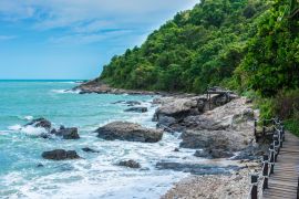 Lais Puzzle - Holzsteg und Aussichtspunkt entlang der Küste zur Halbinsel im Khao Laem Ya National Park, Rayong, Thailand - 2.000 Teile