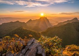 Lais Puzzle - Blick auf den Sonnenuntergang über dem Doi Luang Chiang Dao, dem dritthöchsten Berg in Thailand - 1.000 Teile