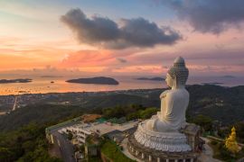 Lais Puzzle - schöner Sonnenaufgang vor dem großen Buddha in Phuket - 2.000 Teile