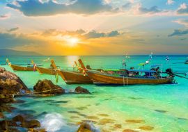 Lais Puzzle - Lebhafter Sonnenuntergang über der thailändischen Bambusinsel im Sommerurlaub am tropischen Strand der Region Phi Phi - 1.000 Teile
