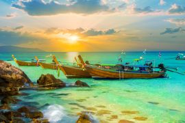 Lais Puzzle - Lebhafter Sonnenuntergang über der thailändischen Bambusinsel im Sommerurlaub am tropischen Strand der Region Phi Phi - 2.000 Teile