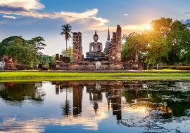 Lais Puzzle - Buddha-Statue und Wat Mahathat-Tempel im Bezirk des Sukhothai Historical Park, Wat Mahathat-Tempel ist UNESCO-Weltkulturerbe, Thailand - 1.000 Teile