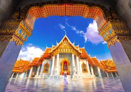 Lais Puzzle - Asiatische Frau besichtigt die Schönheit des Wat Benchamabophit, Bangkok, Thailand - 1.000 Teile