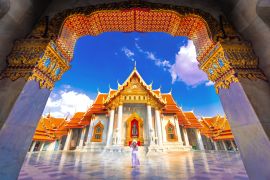 Lais Puzzle - Asiatische Frau besichtigt die Schönheit des Wat Benchamabophit, Bangkok, Thailand - 2.000 Teile